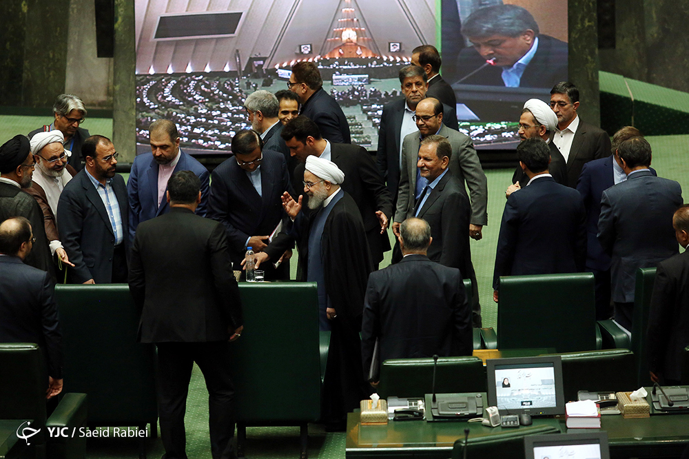توضیح کتابچه‌ای با تصویر روحانی در میان خبرنگاران/ جو آرام مجلس بر خلاف القای سیاسی بودن جلسه
