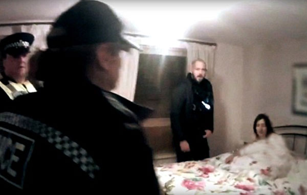 فیلم لحظه دستگیری سارا روی تخت خواب / پلیس 3 صبح به خانه این زن یورش برد+تصاویر