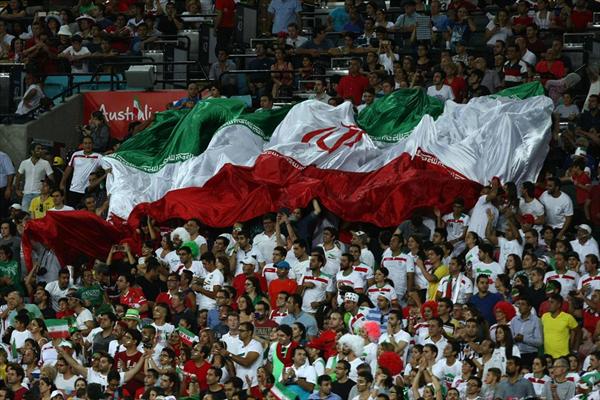هواداران تیم ملی فوتبال ایران عکس/ رونمایی از بزرگ ترین پرچم ملی جهان در ورزشگاه آزادی
