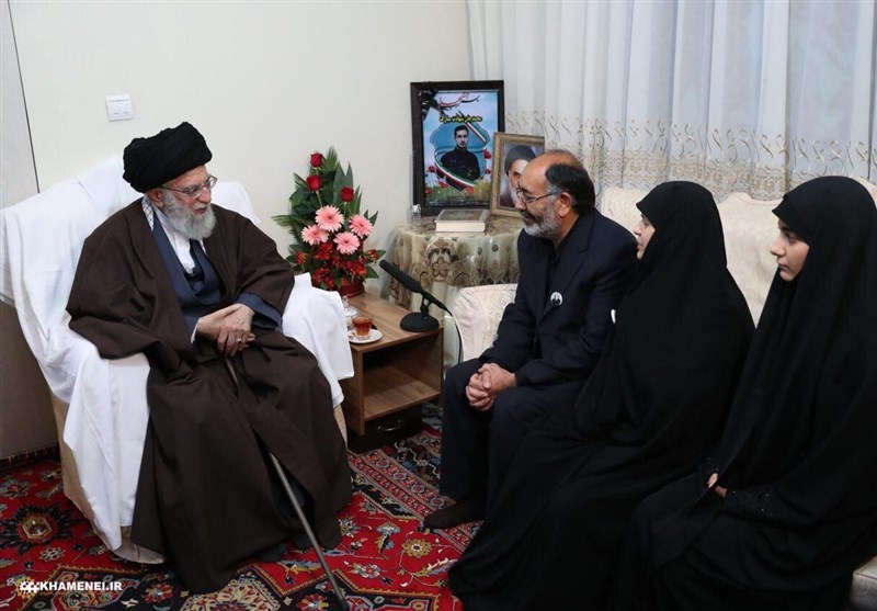 حضور امام خامنه‌ای در منزل یکی از شهدای ناجا