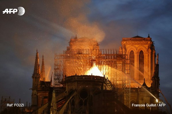 مهار آتش‌سوزی در کلیسای نوتردام پاریس / گنبد و سقف کلیسا از بین رفت