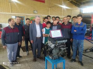 ۶۷ درصد شرکت کنندگان در دوره های آموزشی فنی و حرفه ای اردستان قبول شدند احوال نیوز ،،،رئیس مرکز آموزش فنی و حرفه ای شهرستان اردستان گفت: در یک سال گذشته ۶۷ درصد از هنرجویان شرکت کننده در دوره های اموزشی در آزمون قبول و موفق به دریافت گواهی شده اند. به گزارش پایگاه خبری احوال نیوز،،،حسن قاسمی روز دوشنبه هنگام بازدید فرماندار اردستان از مرکز فنی و حرفه ای شماره یک اردستان و مراسم رونمایی از یک دستگاه موتور خودرو ef7 پلاس برای کارگاه مکانیک با بیان اینکه شهرستان اردستان دارای ۴ مرکز ثابت و سیار شهری و ۳ پایگاه آموزش روستایی می باشد افزود: در یک سال گذشته ۱۸۰۰ نفر در این مراکز اموزش دیده اند . وی با بیان اینکه مهارت آموزان پس از طی دوره آموزشی در آزمون پایان دوره شرکت کرده و در صورت قبولی در آزمون کتبی و عملی و کسب حد نصاب نمره گواهینامه مهارت دریافت می‌کنند، گفت: در یک سال گذشته ۶۷ درصد از افراد شرکت کننده در دوره های آموزشی در آزمون قبول و منجر به صدور گواهی برای انان شده است. رئیس مرکز آموزش فنی و حرفه ای شهرستان اردستان با بیان اینکه در حال حاضر تعداد ۳۰ مرکز آموزش آزاد فنی و حرفه‌ای در رشته‌های مختلف در شهرستان فعالیت دارند خاطرنشان کرد: بیشترین اموزشگاه های آزاد اردستان در زمینه مراقبت و زیبایی می باشند. جعفر فدائی اردستانی