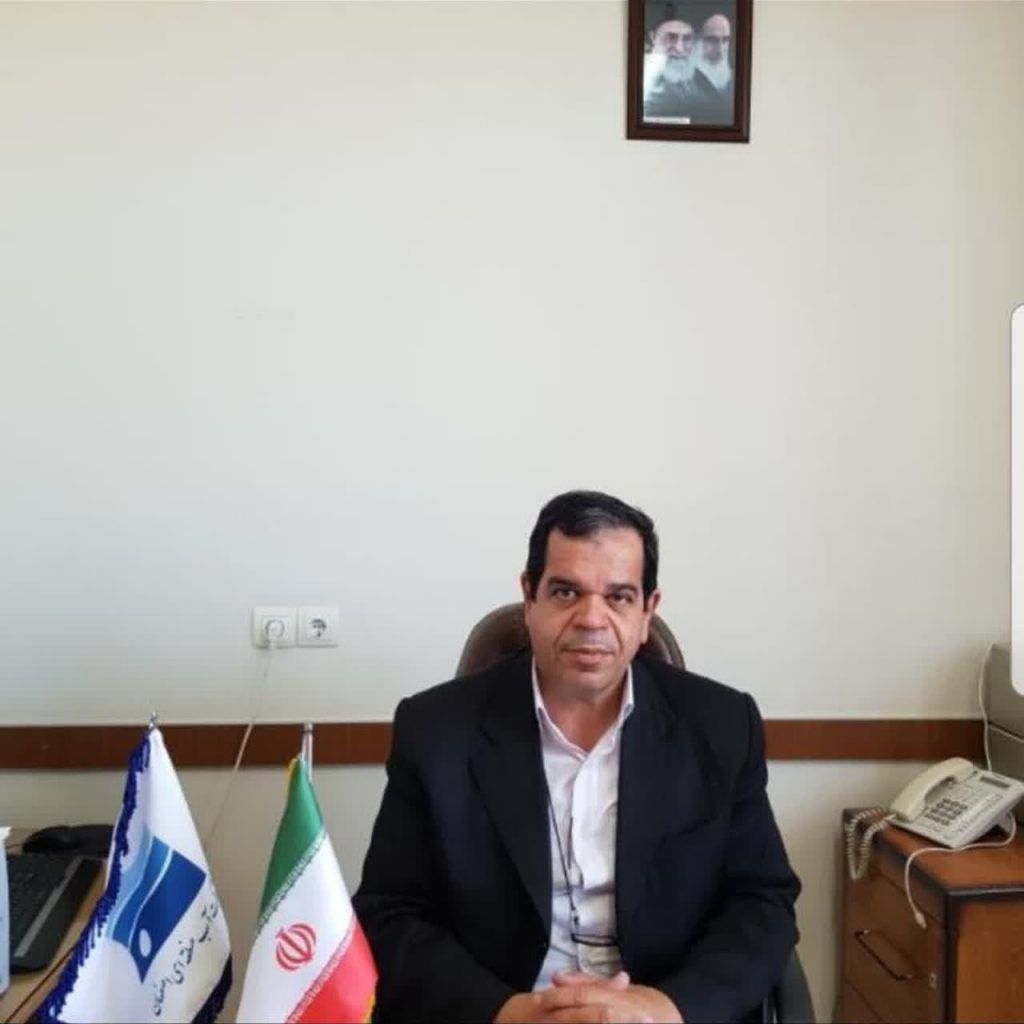 بهنام هوایی در گفتگویی با خبرنگار پایگاه خبری احوال نیوز با اشاره به برخورد با بهره برداری از چاه های غیرمجاز در سطح شهرستان اظهار کرد: در راستای اجرای طرح احیاء و تعادل بخشی آب‌های زیرزمینی و صیانت از منابع آبی و با همکاری گروه گشت و بازرسی و اخذ دستور قضایی از ابتدای سال جاری تاکنون تعداد ۱۱ حلقه چاه غیر مجاز در شهرستان اردستان پر و پلمب شدند. وی افزود: شرایط بحرانی آب ایجاب می‌کند تا برای کنترل این روند، برنامه‌های مختلفی اتخاذ شود. یکی از این راه‌حل‌ها برای خروج از وضعیت بحرانی آب که امروز با آن سر و کار داریم، تجهیز چاه‌های آب به کنتور هوشمند و حجمی است. رئیس اداره منابع آب شهرستان اردستان تصریح کرد: یکی از چاه‌های آب شرب در شهر اردستان که در اختیار اداره آب و فاضلاب قرار دارد با توجه به اینکه مالکان خصوصی دارد به لحاظ شرعی و عرفی غیرقانونی و حق الناس و دستگاه قضایی حکم بر پلمب و سپس پر کردن آن داده است. هوایی با بیان اینکه حکم پر کردن چاه آب اداره آب و فاضلاب شهر اردستان صادر شده است خاطرنشان کرد: با توجه به اینکه اکنون بخشی قابل توجهی از آب مشترکین اردستان را تامین می‌کند، سه ماه به اداره مربوطه مهلت داده شده تا نسبت به پیش بینی و اجرای اقدامات پدافند غیر عامل در بخش شرب معمول گردد. وی اضافه کرد: همچنین با توجه به اینکه چاه آب شرب شهر زواره در سال گذشته ریزش کرد و مجوز جدیدی برای حفر چاه آب جدید صادر کردیم، بنابراین طبق قانون توزیع عادلانه آب باید چاه قبلی پر و مسلوب المنفعه گردد. جعفر فدائی اردستانی
