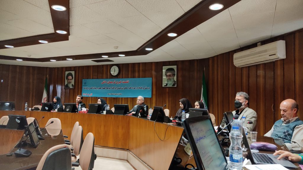 نشست خبری «ترجمان دانش» با موضوع بررسی پژوهشی تحت عنوان
«ارزیابی و بررسی استراتژی‌های افزایش انگیزش و نگهداشت نیروی انسانی نظام سلامت در بحران - مرور سیستماتیک»، با حضور دکتر بهمن صادقی سده، عضو هیئت علمی دانشگاه علوم پزشکی اصفهان، در سالن اجتماعات دانشکده علوم پزشکی اصفهان برگزار شد.